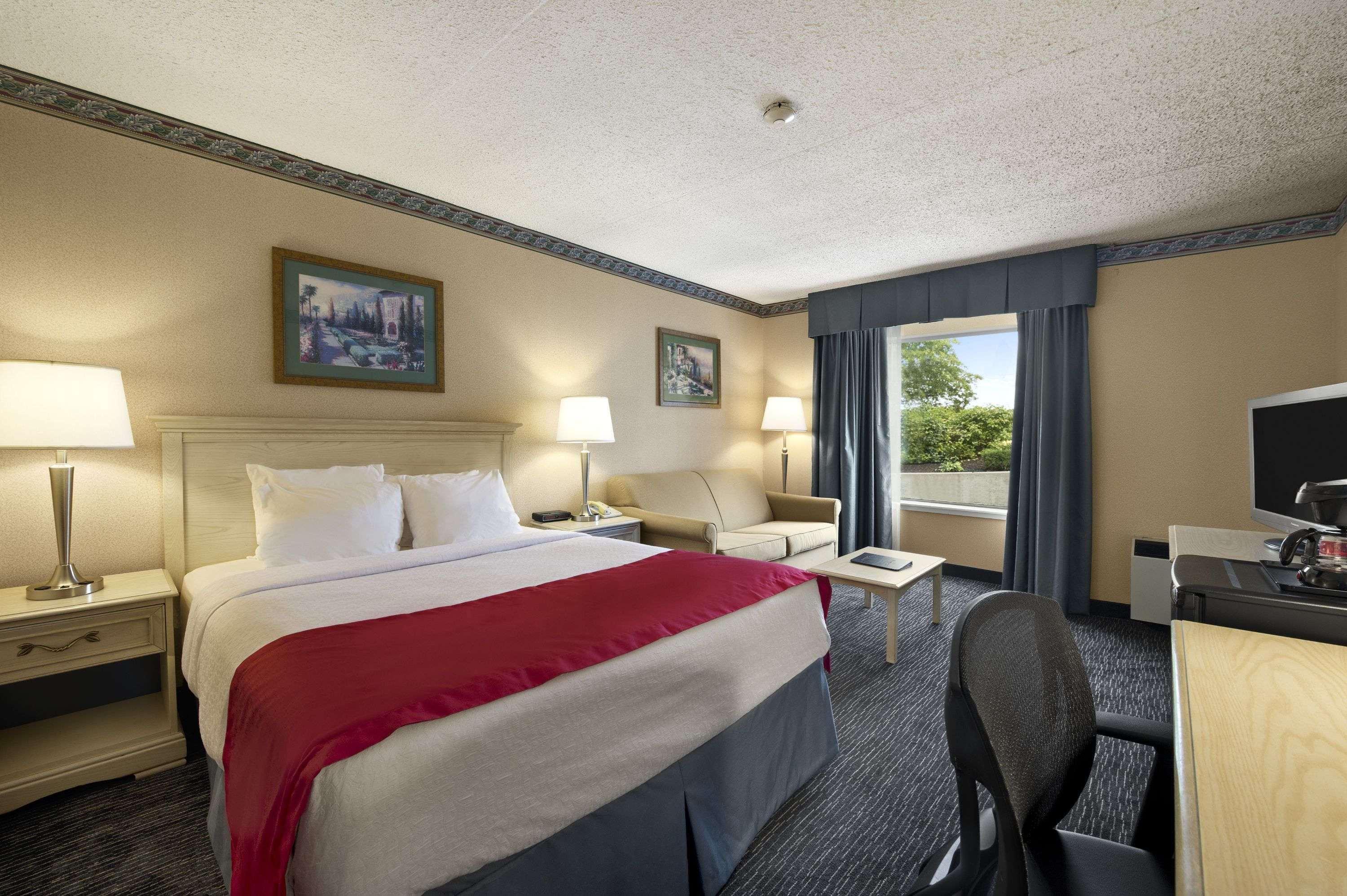Hotel Ramada By Wyndham Trenton Extérieur photo