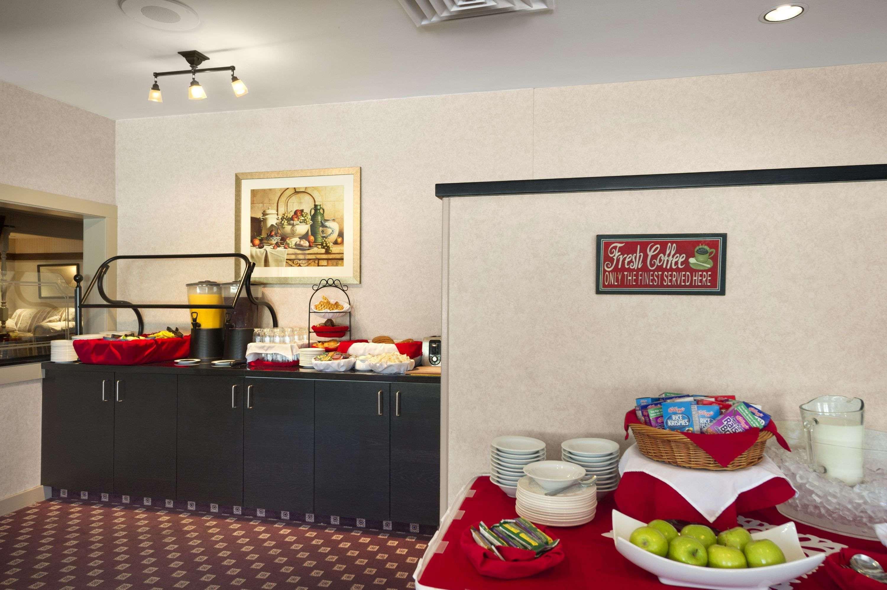 Hotel Ramada By Wyndham Trenton Extérieur photo