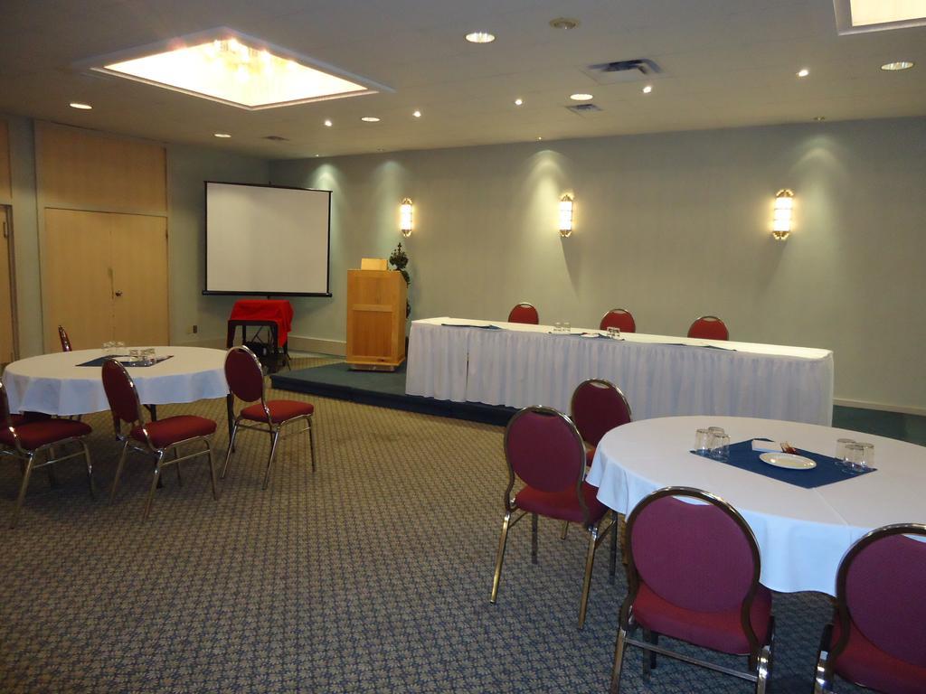Hotel Ramada By Wyndham Trenton Extérieur photo