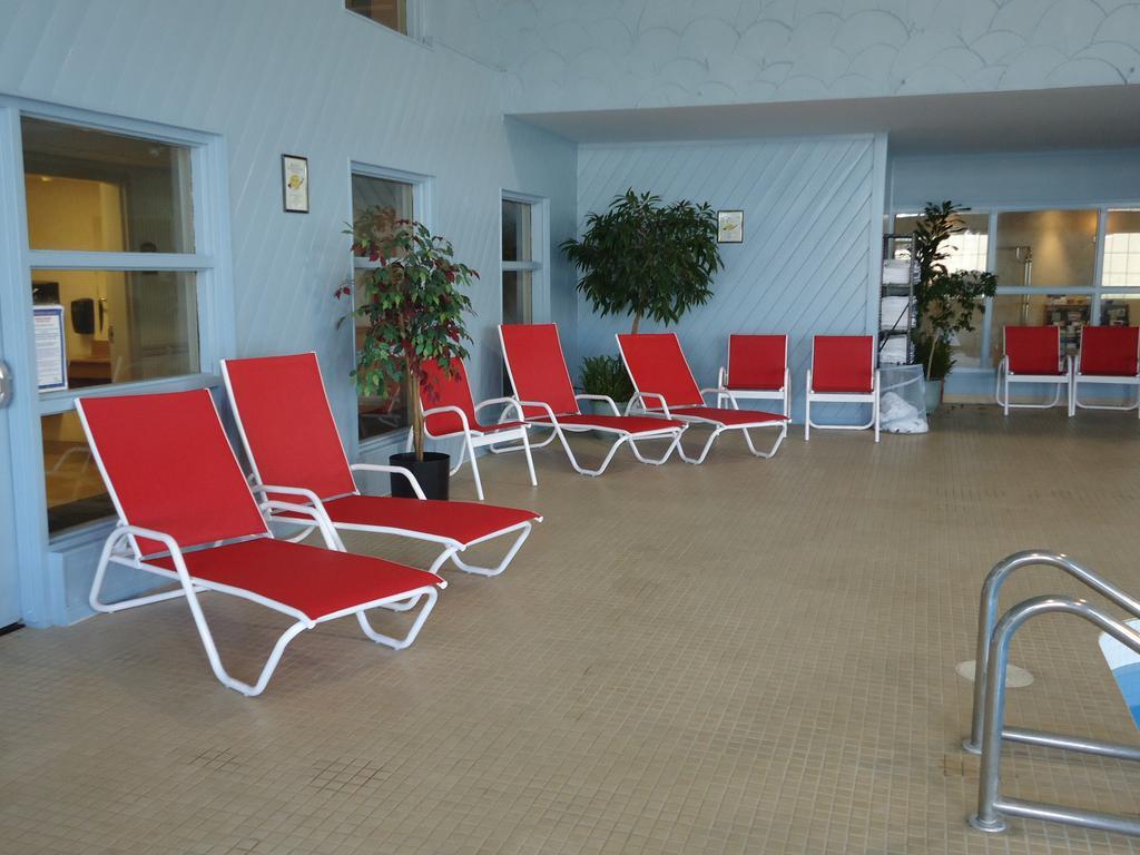 Hotel Ramada By Wyndham Trenton Extérieur photo