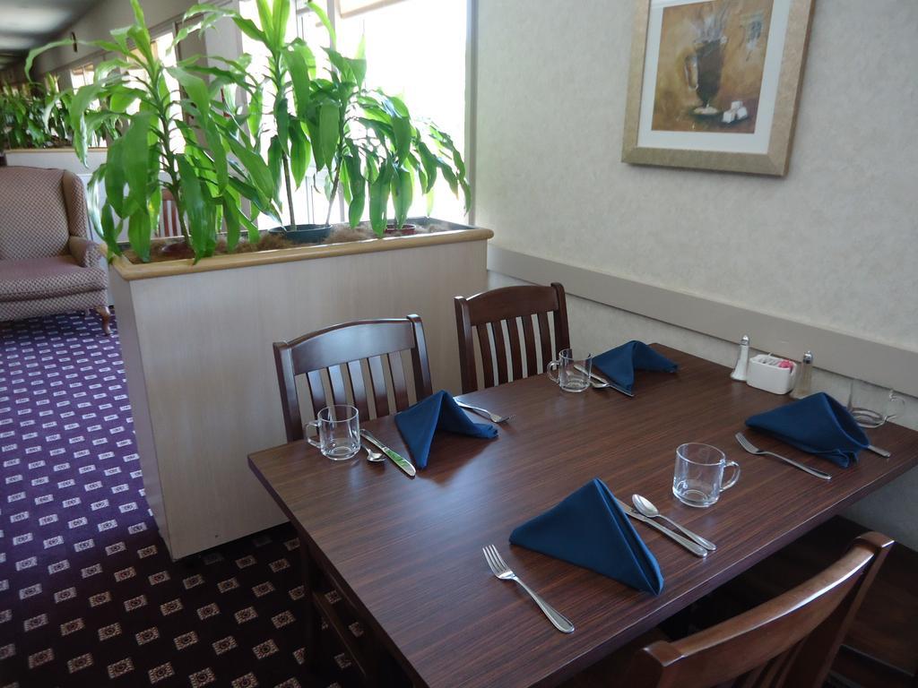 Hotel Ramada By Wyndham Trenton Extérieur photo