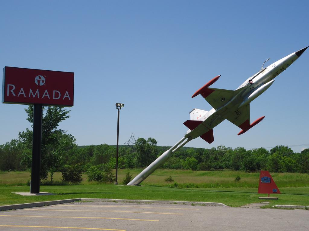 Hotel Ramada By Wyndham Trenton Extérieur photo