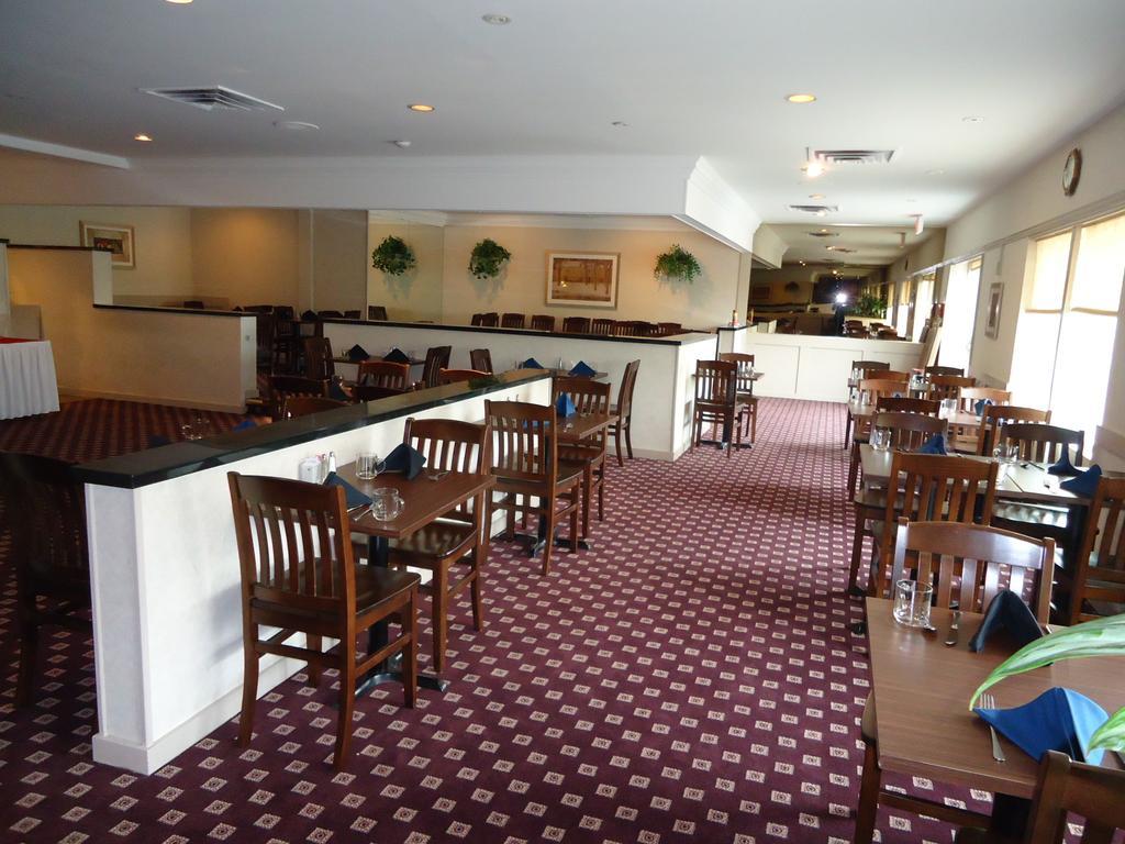 Hotel Ramada By Wyndham Trenton Extérieur photo
