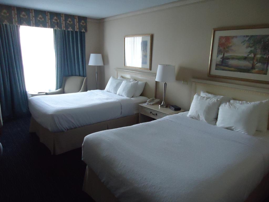 Hotel Ramada By Wyndham Trenton Extérieur photo
