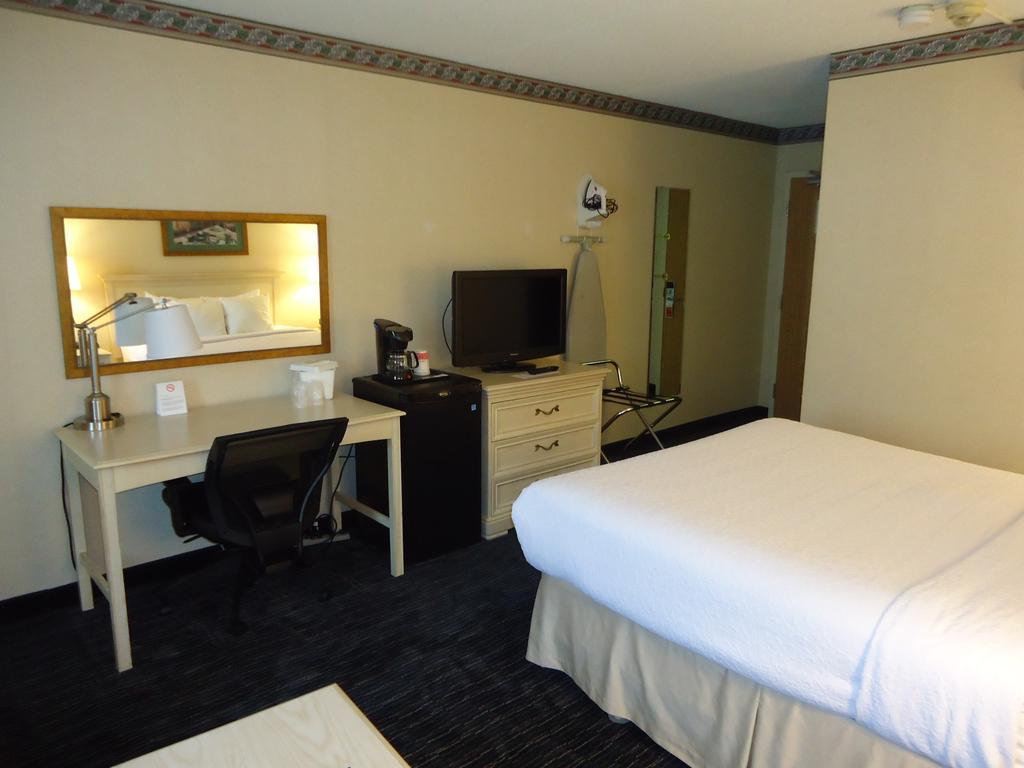 Hotel Ramada By Wyndham Trenton Extérieur photo